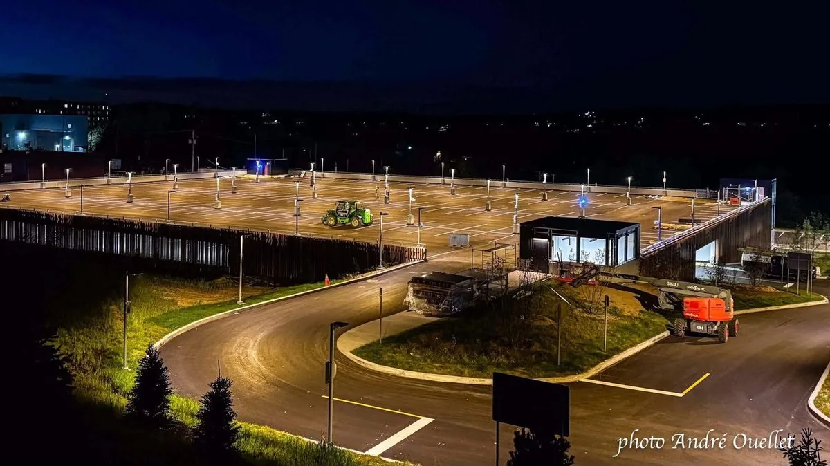 Stationnement étagé CIUSSS illuminé de nuit