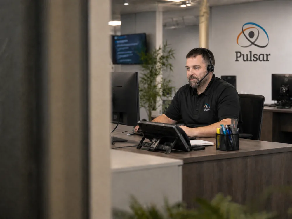 Michel, technicien support Pulsar, au téléphone avec un client